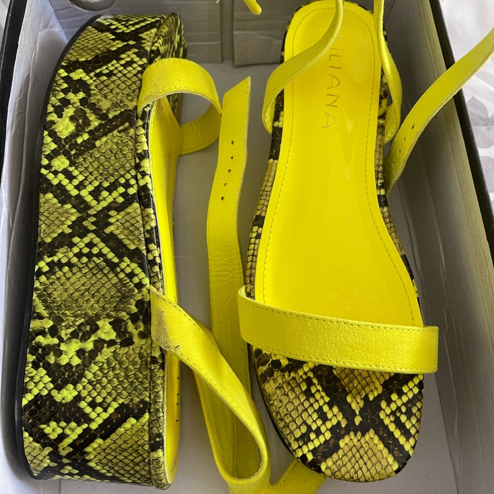 Sandalias de plataforma amarillas y verde neón